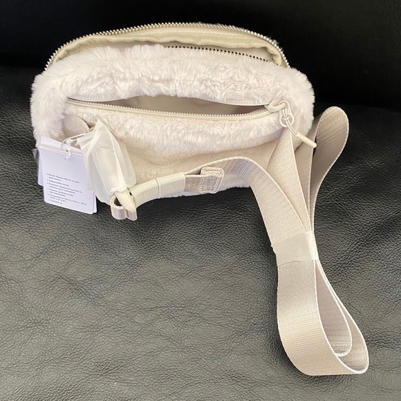 NWT LULULEMON EVERYWHERE BELT BAG PLUSH FLEECE BONE/SILVER 1L - Picture 3 of 8